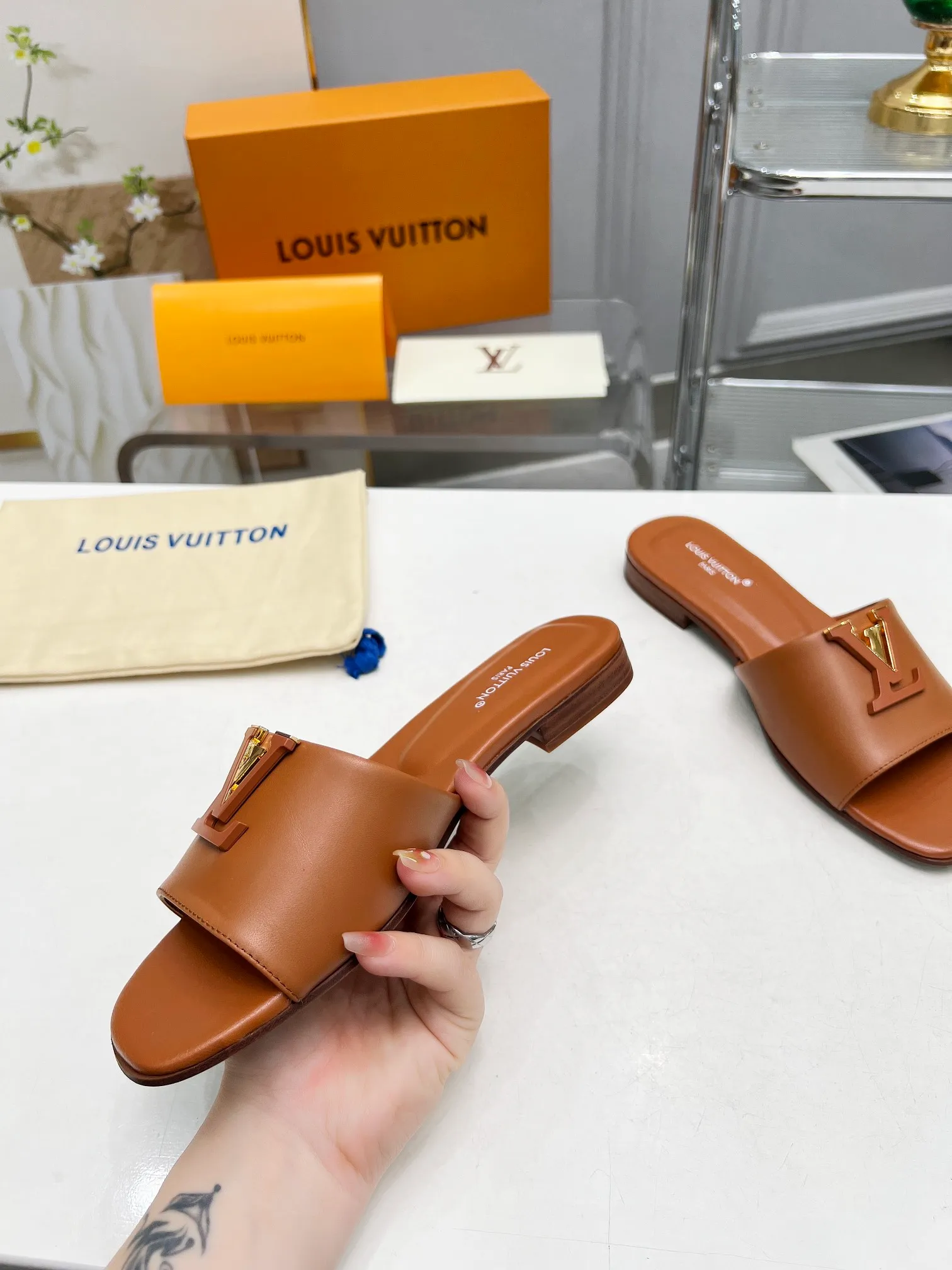 👟👟Ex-factory price 440👟👟Louis Vuitton/Louis Vuitton women's new sandals LV SUNSET COMFORT flat sandals are made of exquisite cowhide and sheepskin lining, the uppers show handicrafts, and are matched with genuine leather soles*@wearing experience. LV logo hardware buckle on upper, size 35-42